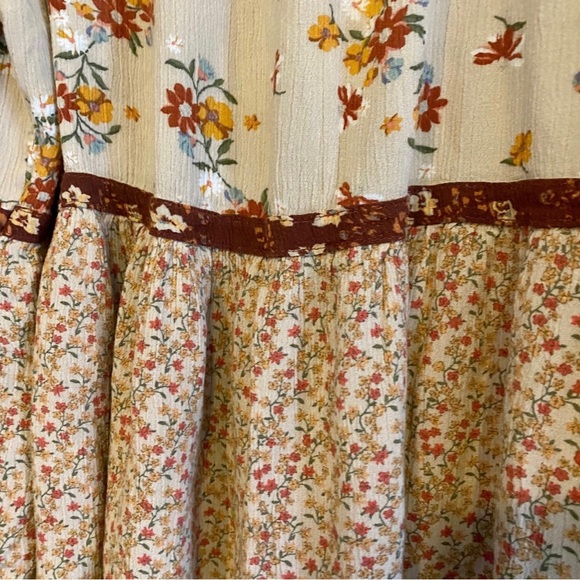 Maurice’s Floral Blouse - Picture 4 of 7